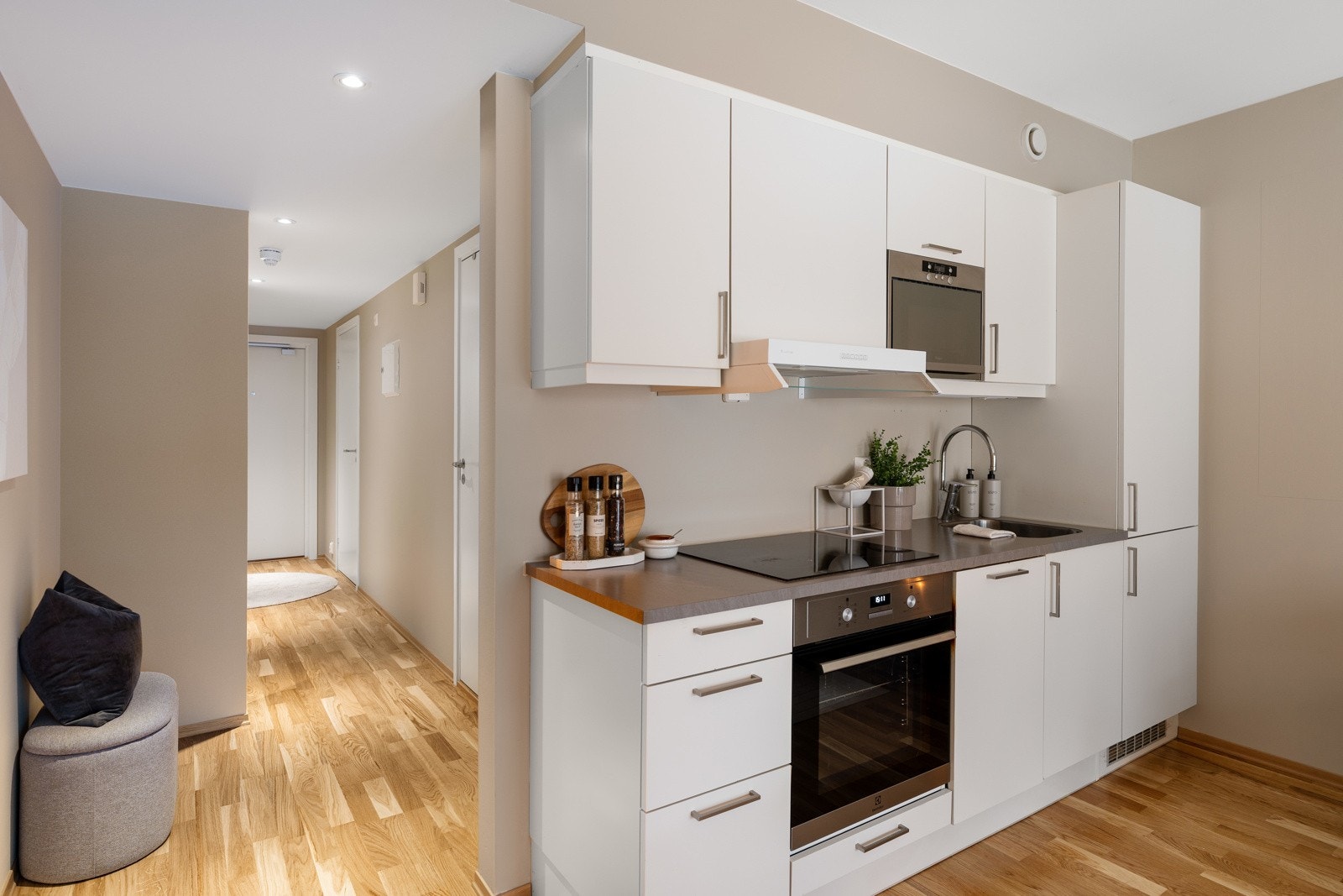 Pent moderne kjøkken med intregrerte hvitvarer som medfølger i handelen. Galleribilde