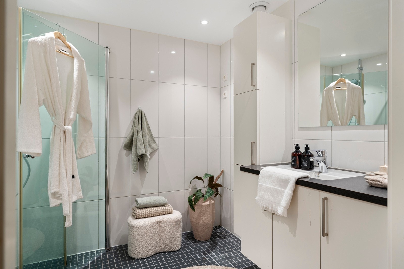 Pent flislagt bad med varmekabler i gulv og opplegg til vaskemaskin. Galleribilde