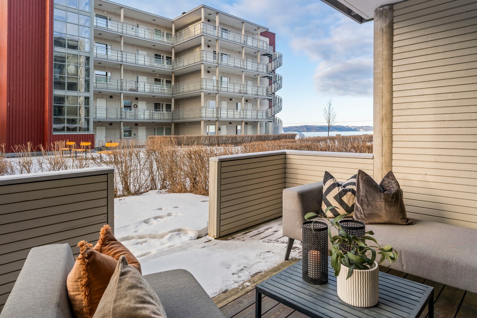 Fra terrasse er det direkte utgang til grøntområde. Galleribilde