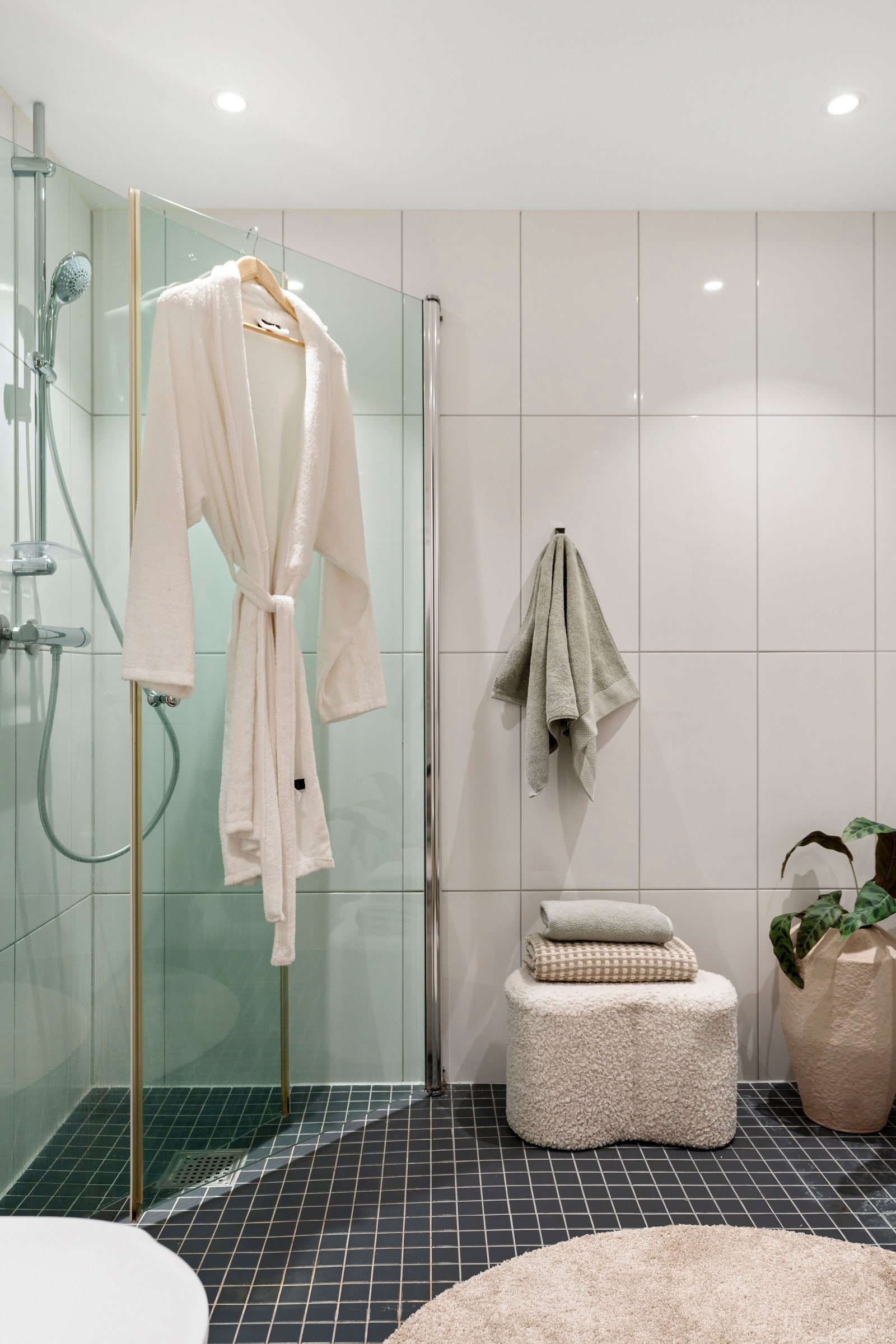 Innfellbare dusjdører i glass sparer plass på rommet. Galleribilde