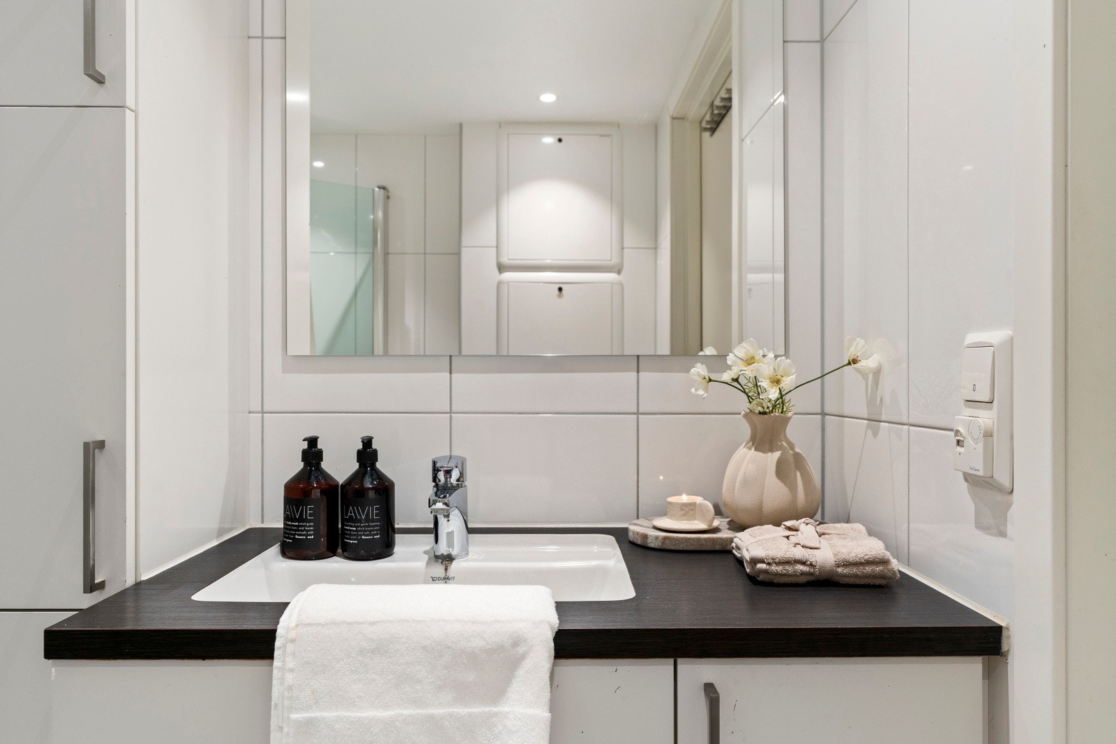 Det er god plass til lagring i skap under og på siden av servant. Galleribilde