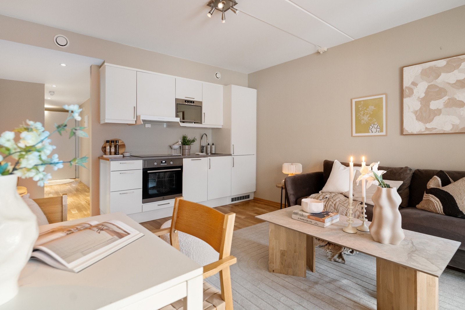 Praktisk åpen og luftig løsning mellom kjøkken og stue. Galleribilde