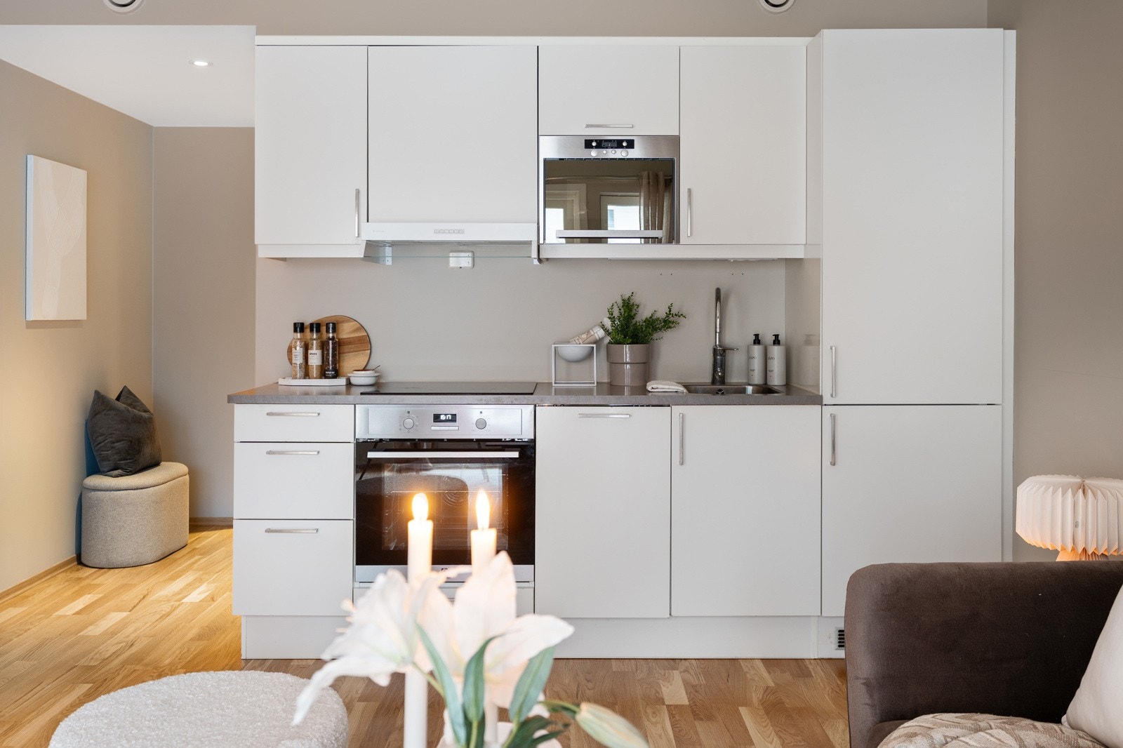 Stue, kjøkken og gang har nytt gulv. Galleribilde