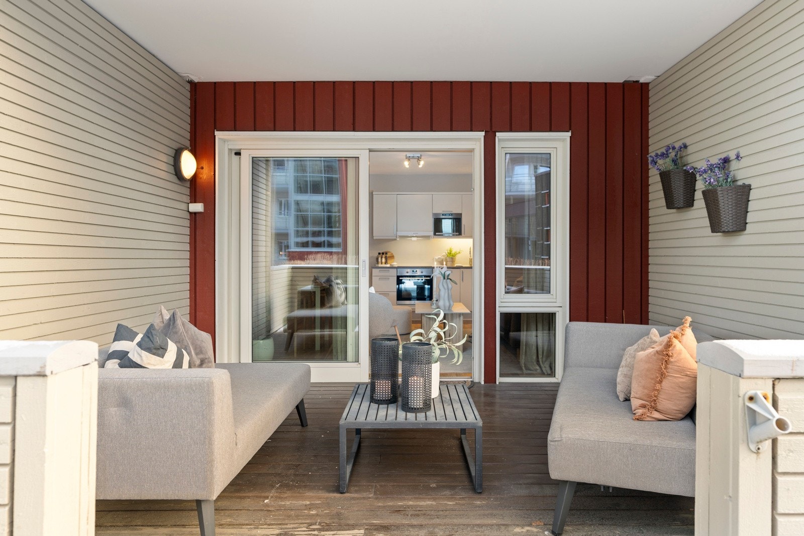 Terrassen er lun og fin,og fungerer som en forlengelse av stuen. Galleribilde