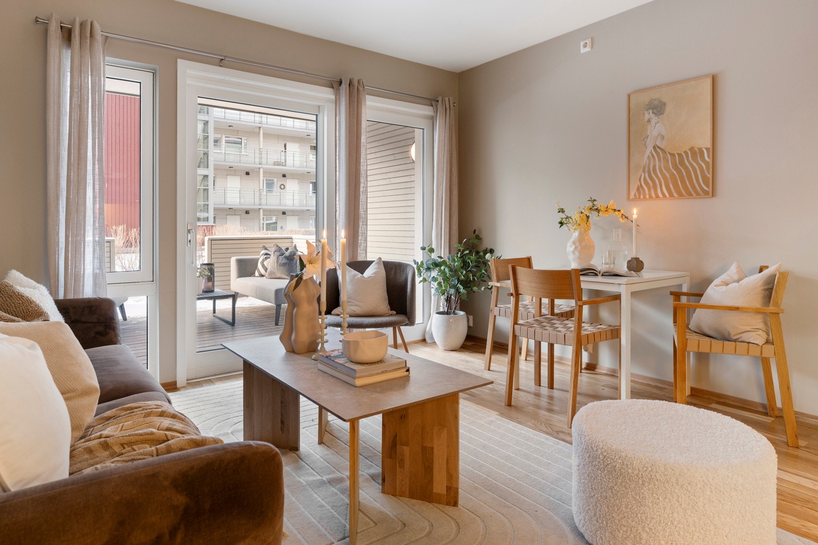 Leiligheten fremstår som stilren og åpen med store vindusflater. Galleribilde