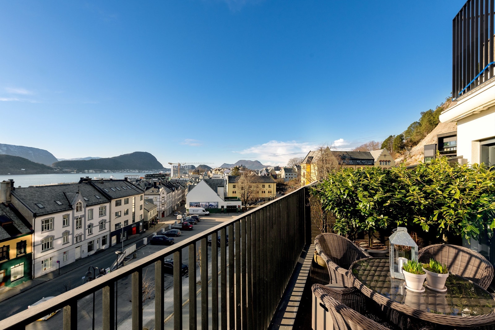 Nydelig utsikt mot by, fjord og fjell fra terrassen Galleribilde