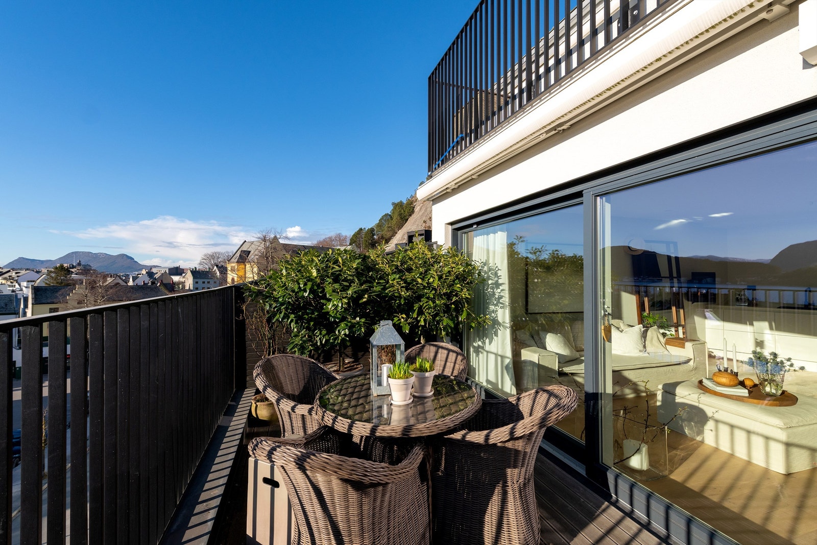 Fra den hyggelige og solrike terrassen Galleribilde