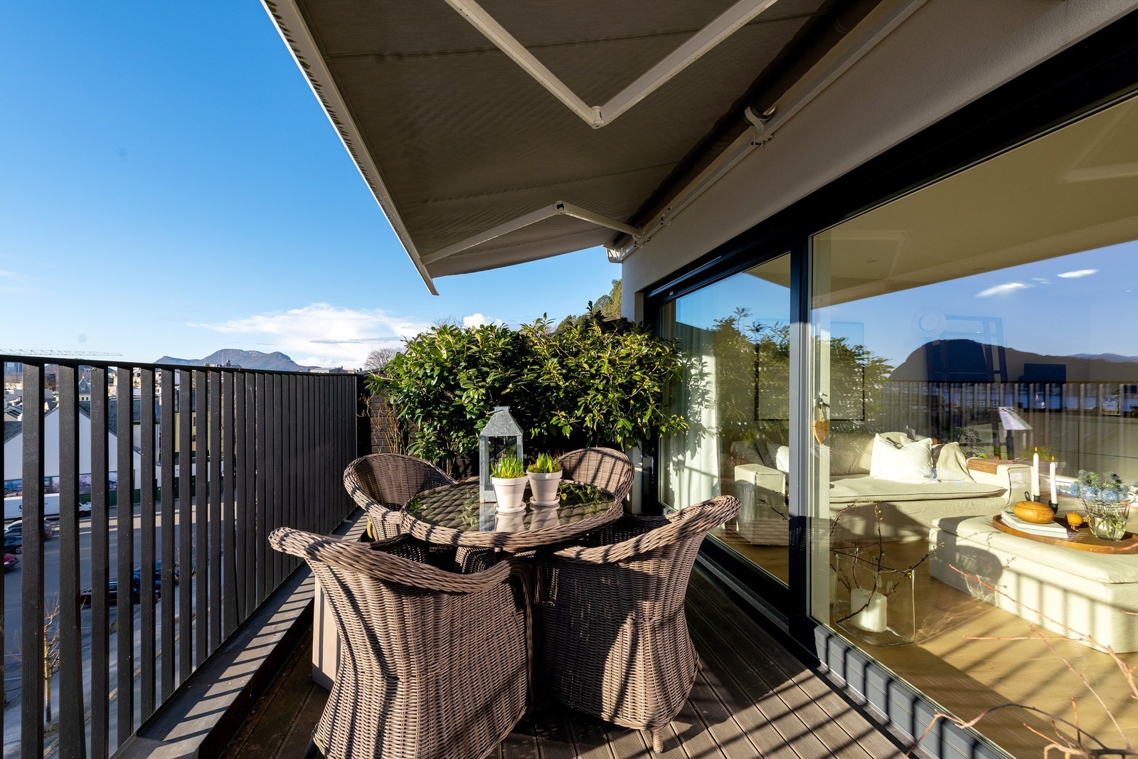 Terrasse med markise Galleribilde