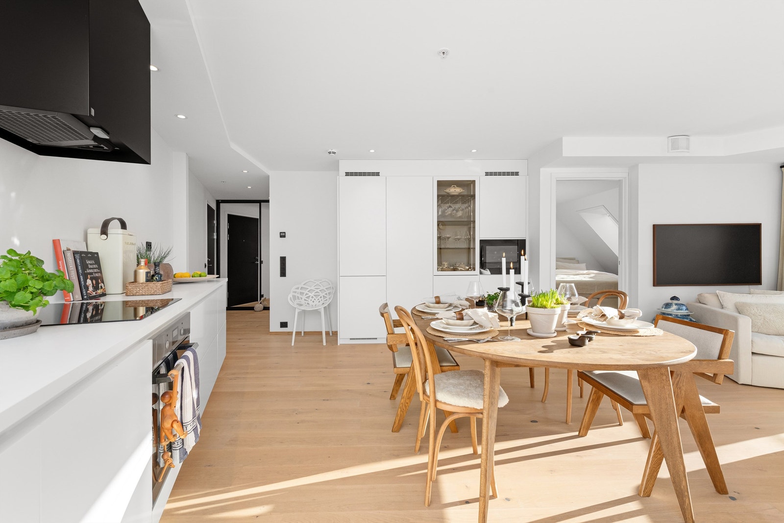 Til venstre er det HtH kjøkkeninnredning og rett frem er det KVIK kjøkkeninnredning som er satt inn senere Galleribilde