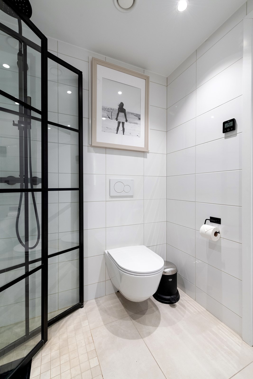 Vegghengt wc og regndusj i bad Galleribilde