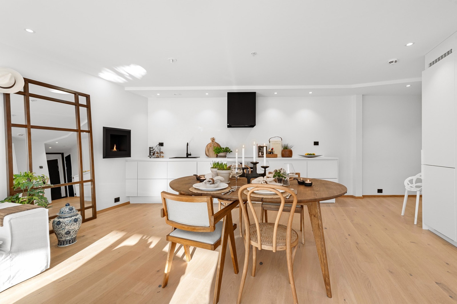 Stue og kjøkken med en-stavs eikegulv og spotter i tak Galleribilde