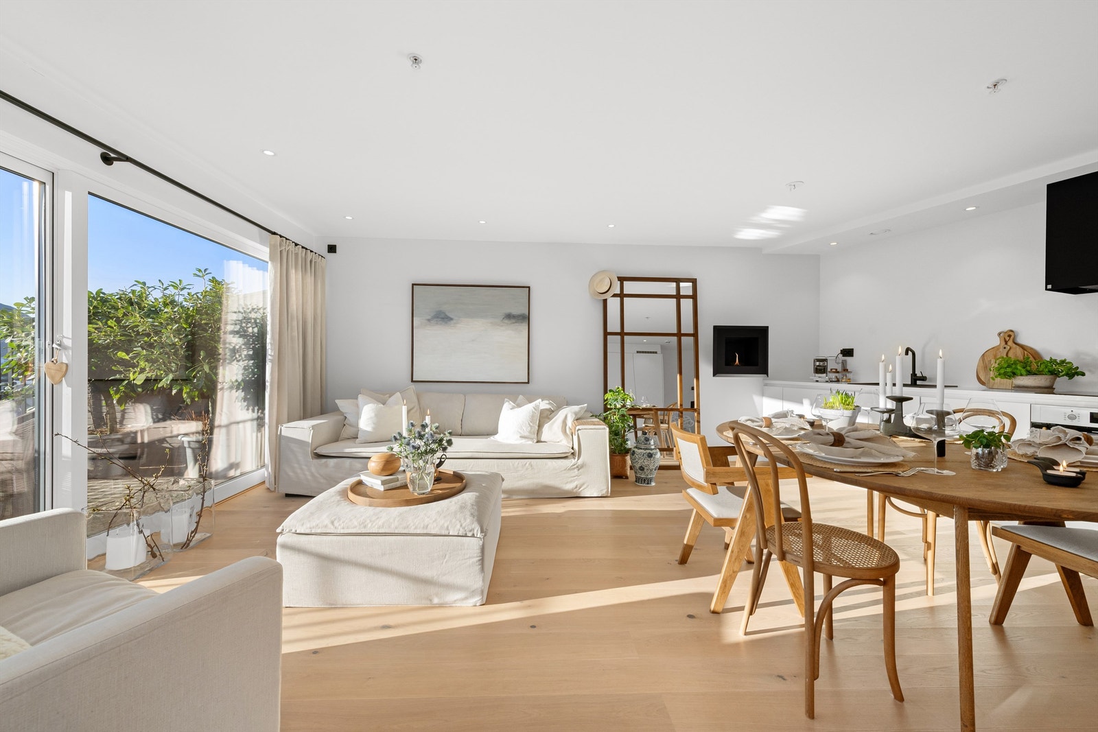 Det er plass til både sofagruppe og spisestue i stue/kjøkken Galleribilde