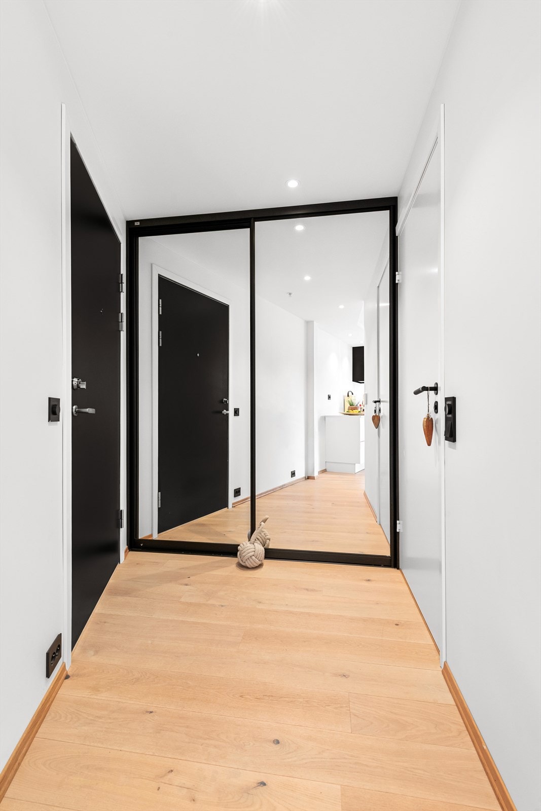 Gang med speil garderobe Galleribilde