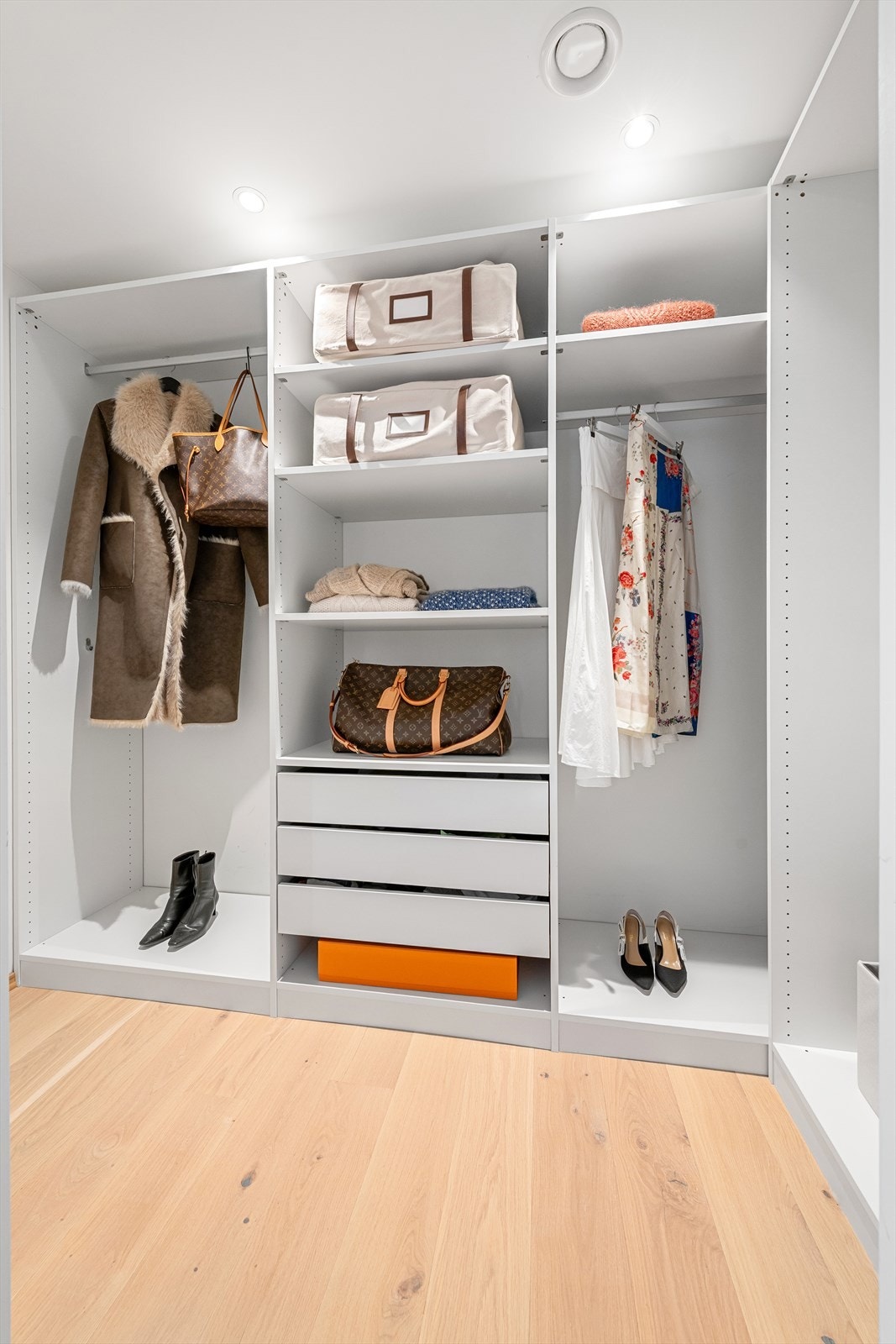 Garderoberom/bod i tilknytning til soverommet Galleribilde