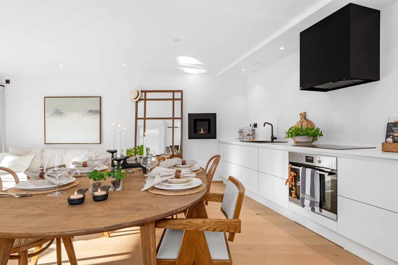 HTH kjøkkeninnredning med integrerte hvitevarer og vegghengt ventilator Galleribilde