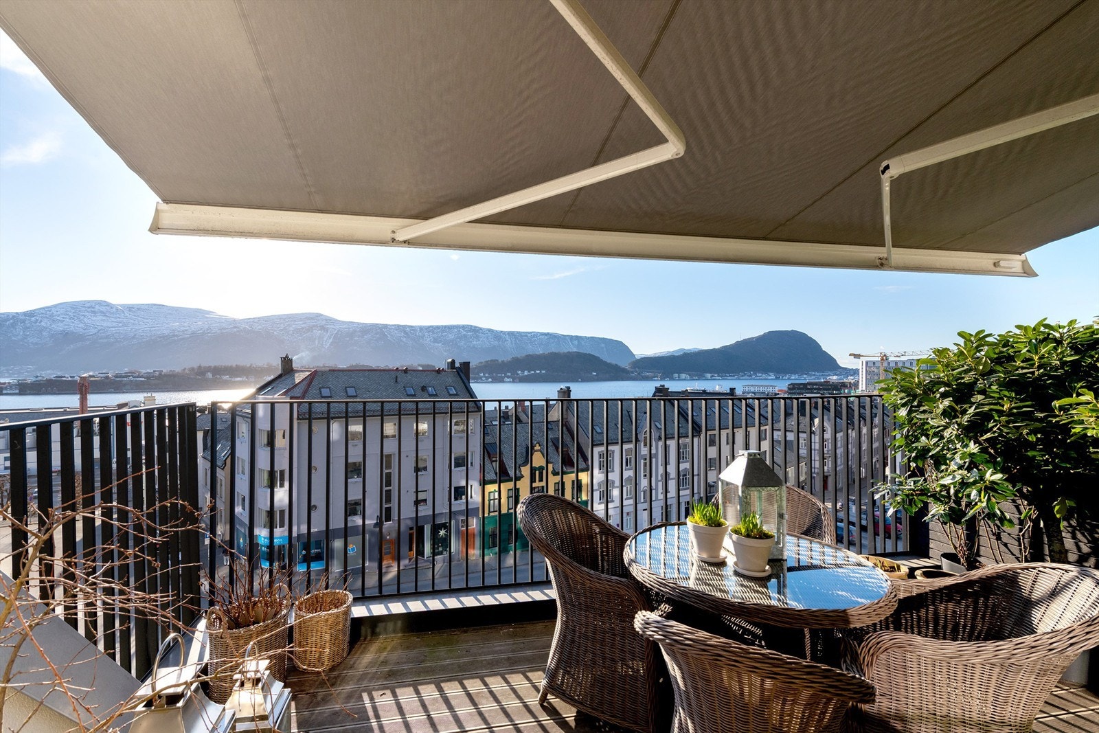 Solrik terrasse med nydelig utsikt. Det er montert markise Galleribilde