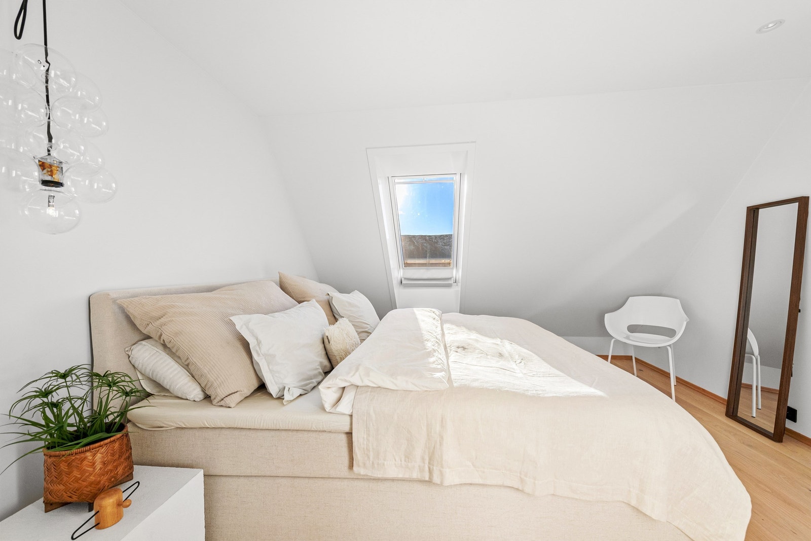 Soverom med takvindu og spotter i tak Galleribilde