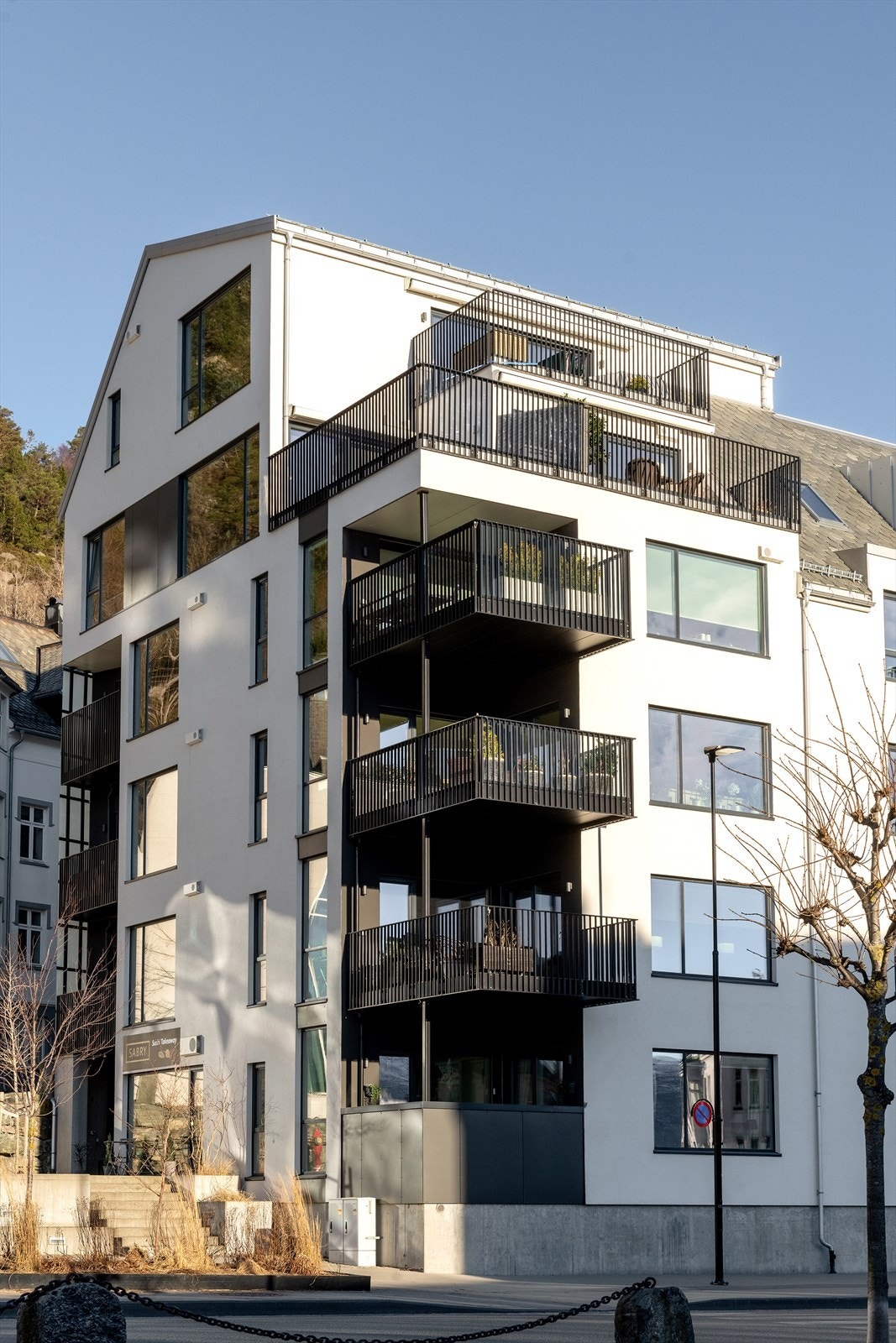 Fasade. Leiligheten ligger i 5. etasje med terrasse på 11 m2 Galleribilde