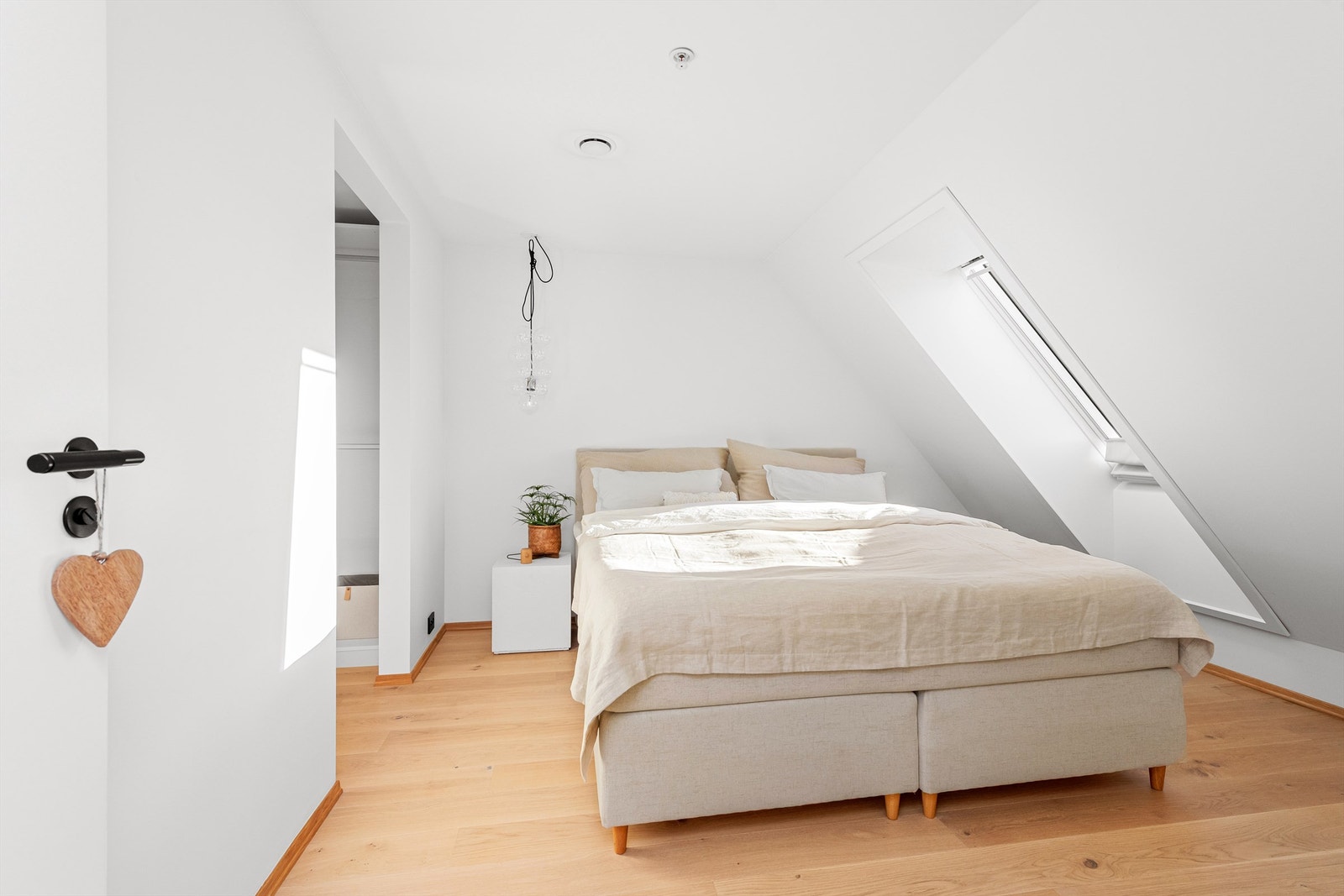 Soverom med garderobe inn til venstre Galleribilde