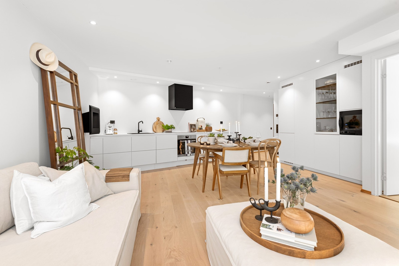 HTH og KVIK kjøkkeninnredning med integrerte hvitevarer Galleribilde