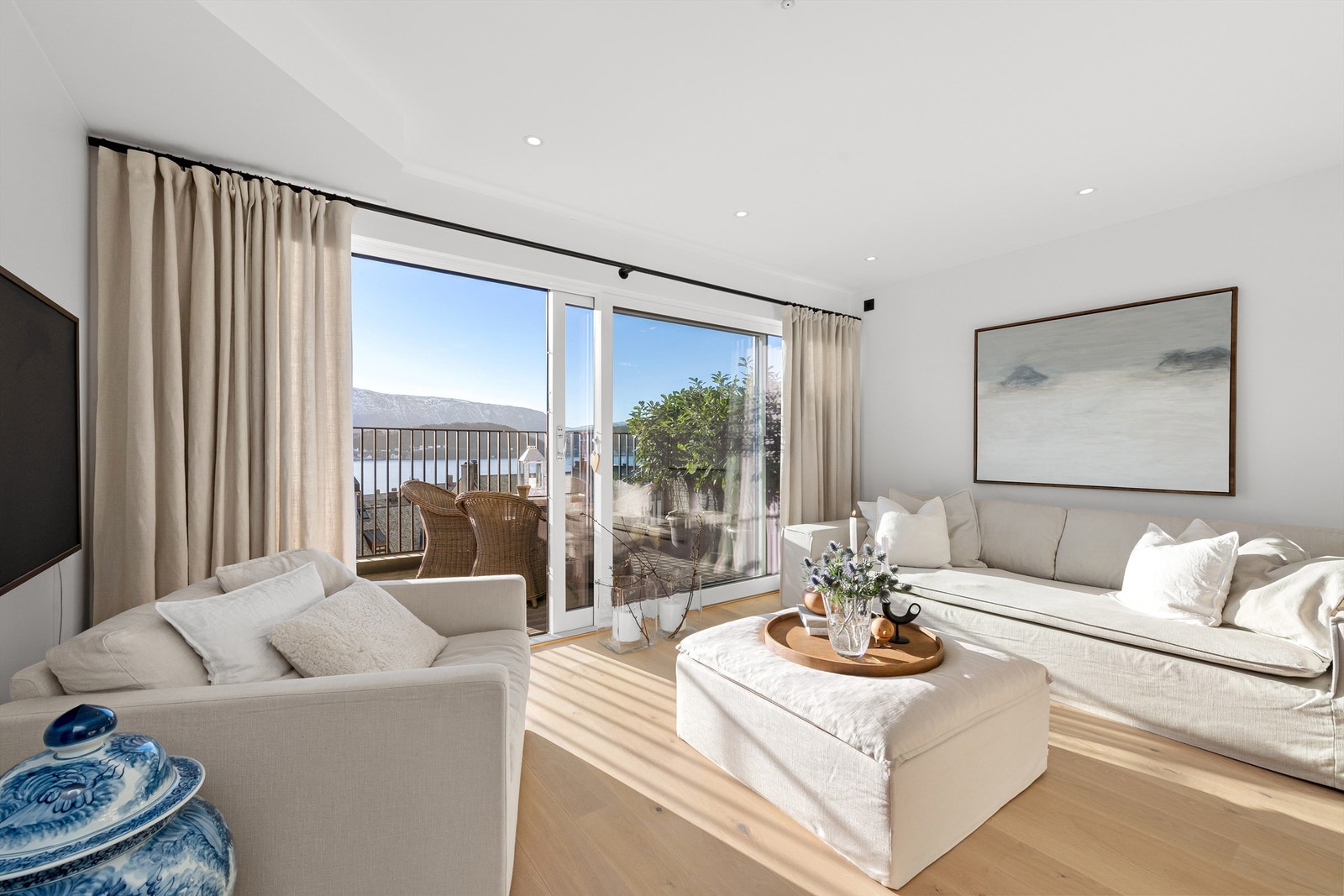 Lys og flott stue med spotter i tak Galleribilde