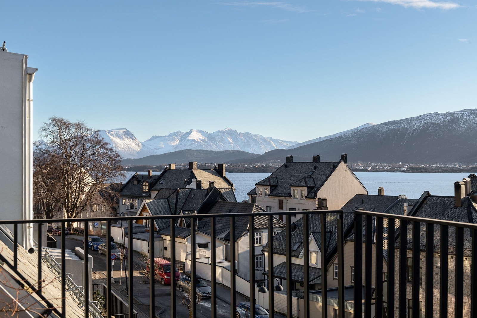 Nydelig utsikt fra terrassen. Solfra 9 om morgene til 19-20 tida på kvelden Galleribilde