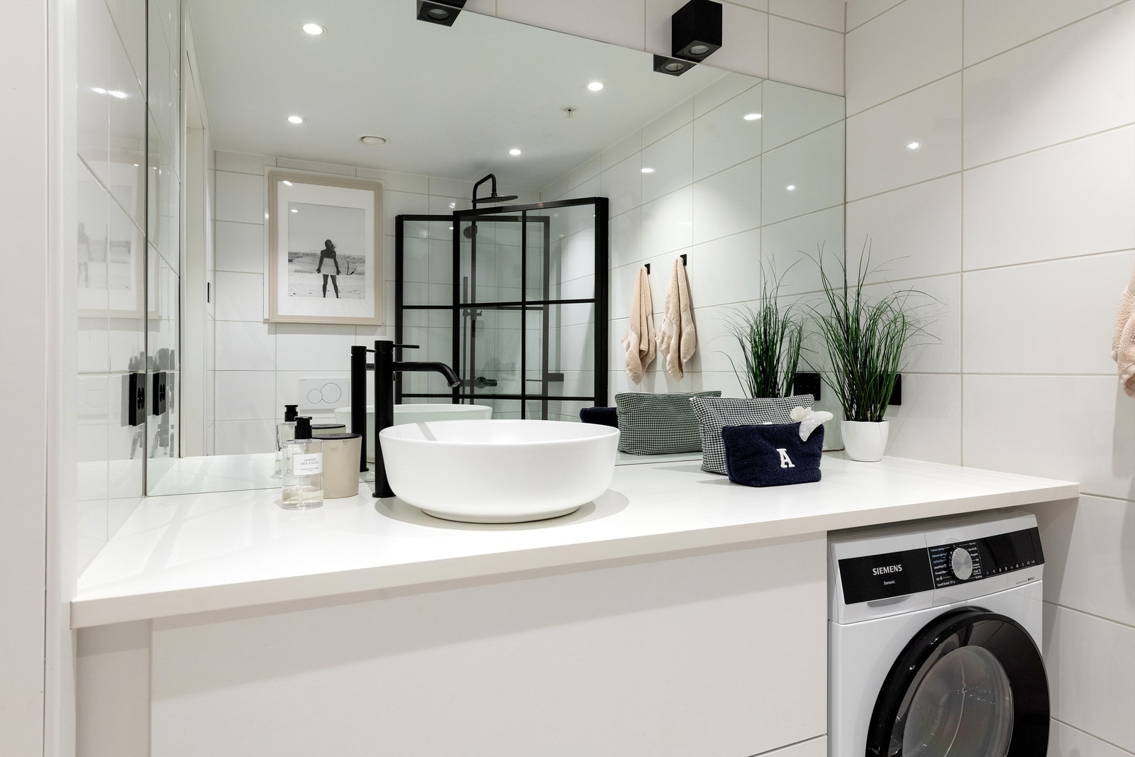 Innredning med servant og stort speil Galleribilde