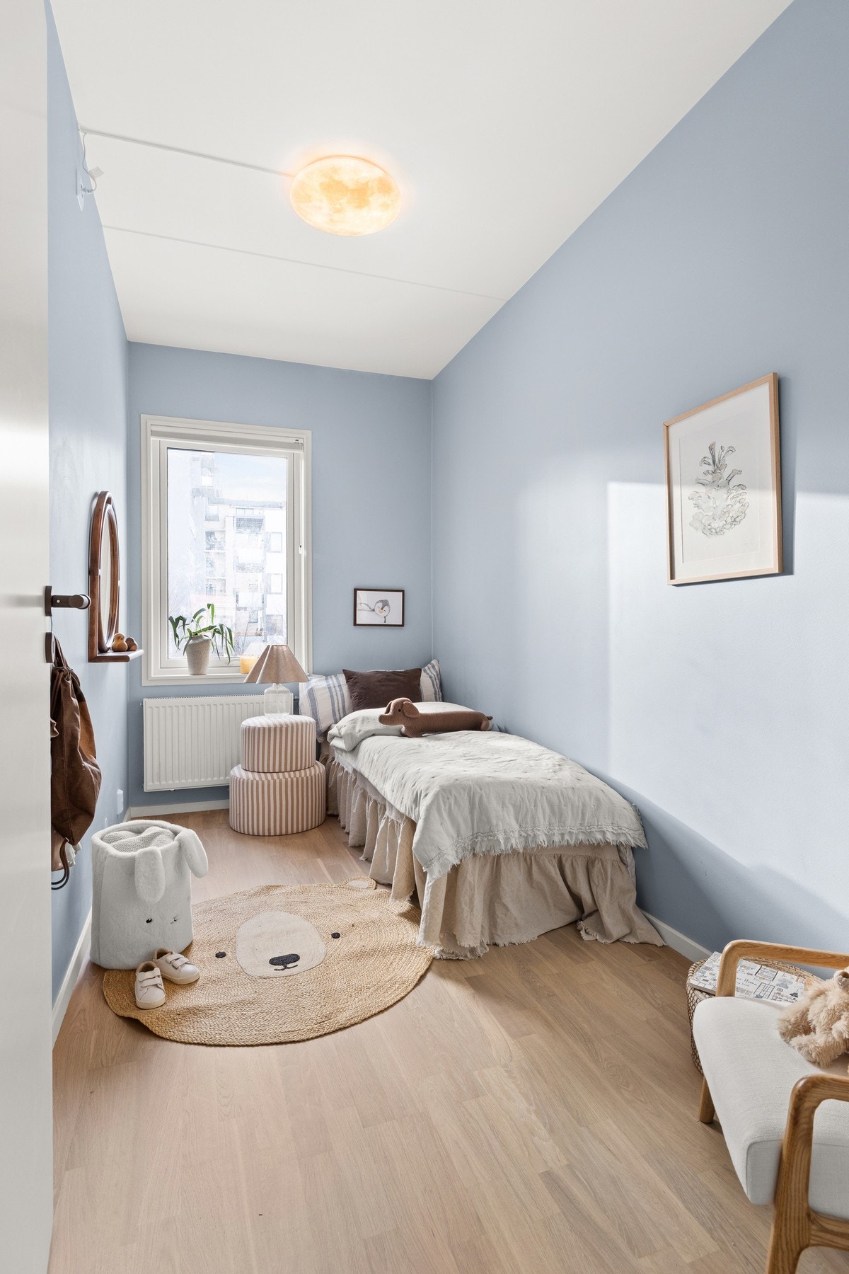 Hyggelig soverom med plass til seng, kommode/skrivebord og garderobeskap Galleribilde