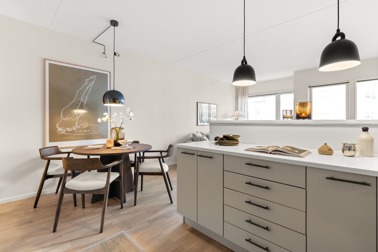 Flotte pendellamper over kjøkken og spisebord Galleribilde