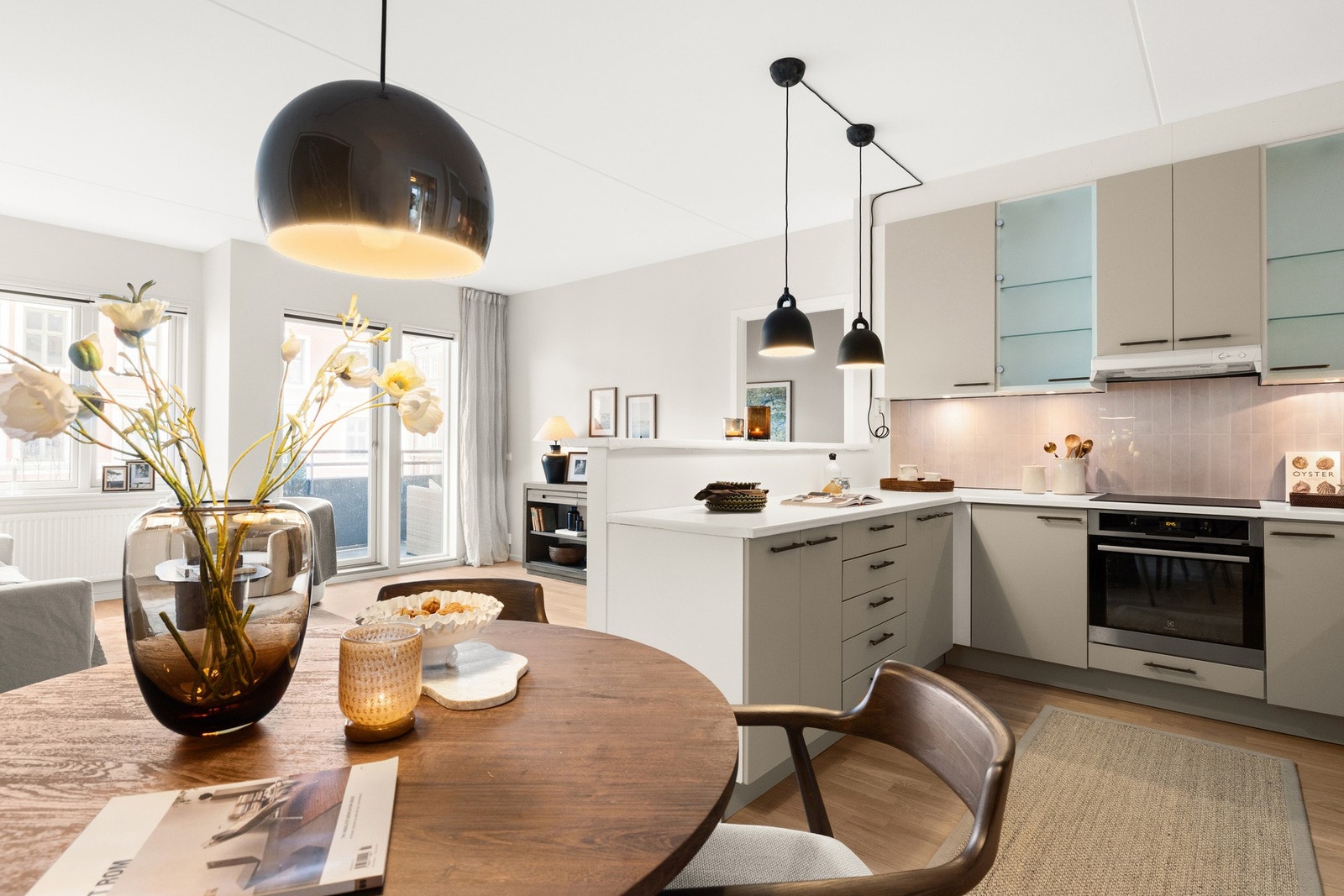 Moderne og vakker leilighet med perfekt beliggenhet for deg som ønsker å bo svært sentralt med nærhet til alt , men samtidig i et rolig område Galleribilde