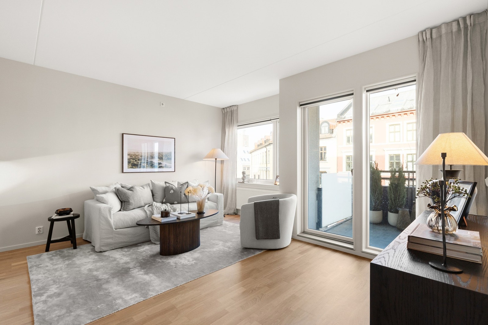 Boligen har et sosialt og romslig oppholdsrom med tydelig soneinndeling og flere vinduer som gir rikelig med naturlig lys Galleribilde