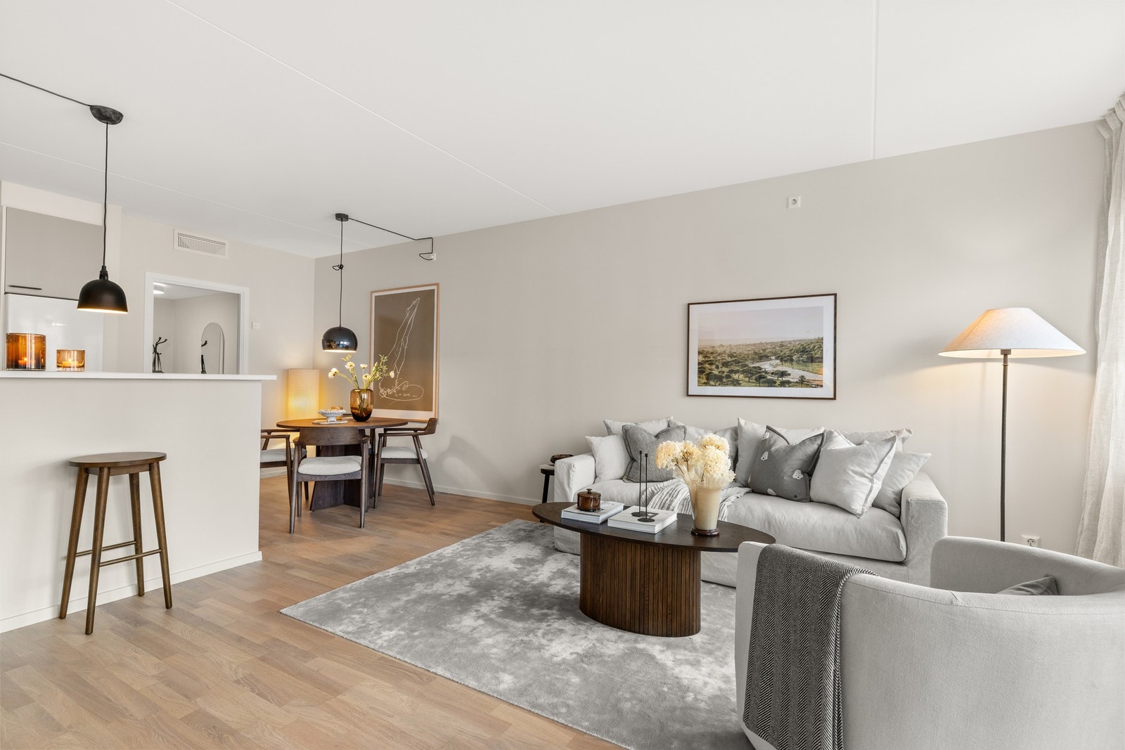 Flotte, nyslipte parkettgulv og nymalte vegger i en behagelig fargetone Galleribilde