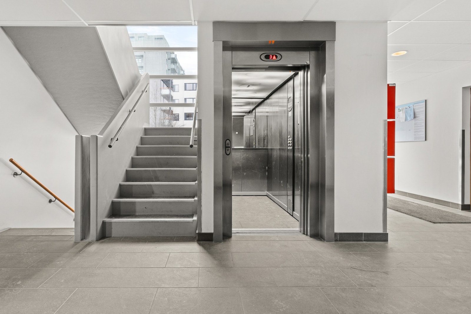 Det er stor heis i bygget som enkelt tar deg opp til boligen og ned til egen garasjeplass i kjeller Galleribilde