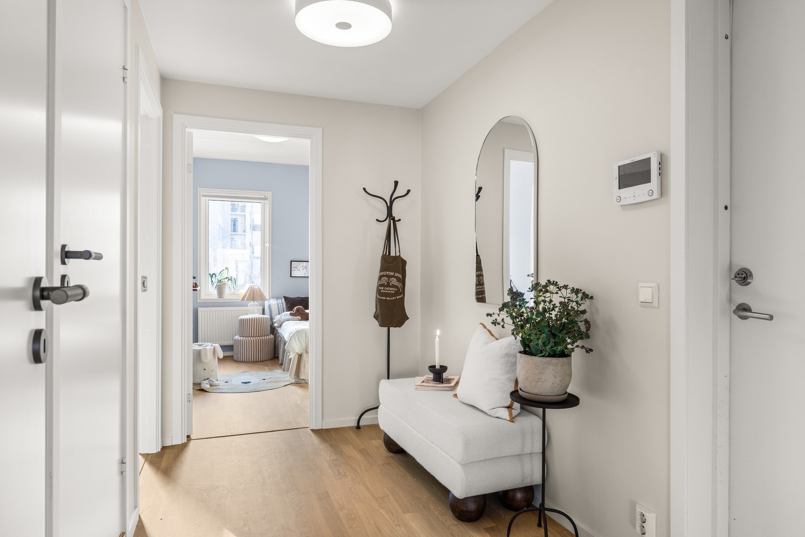 Boligen har en romslig gang som leder videre til bad, to soverom mot bakgård og det store oppholdsrommet med stue/kjøkken Galleribilde