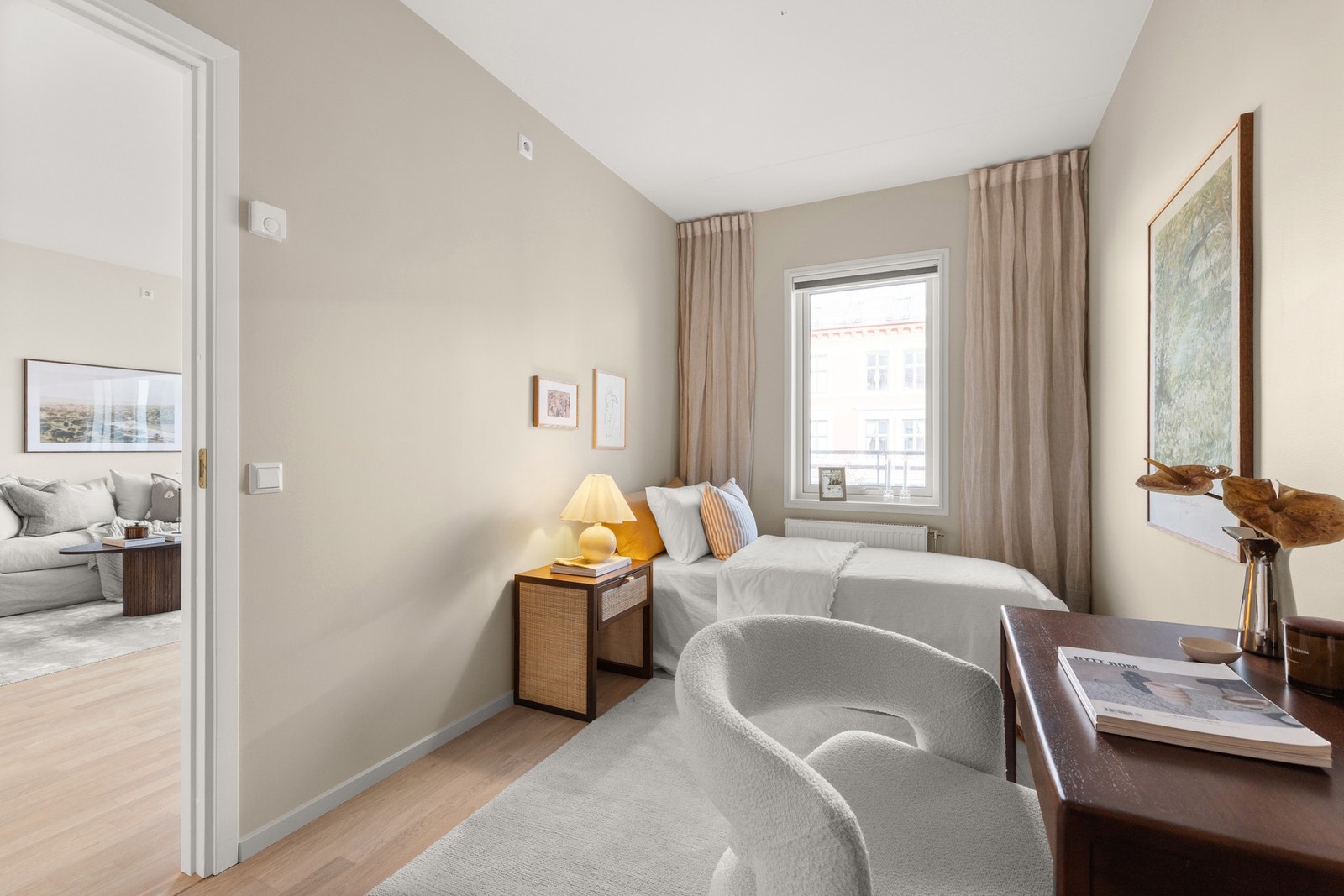 Fra stuen er det inngang til et soverom Galleribilde