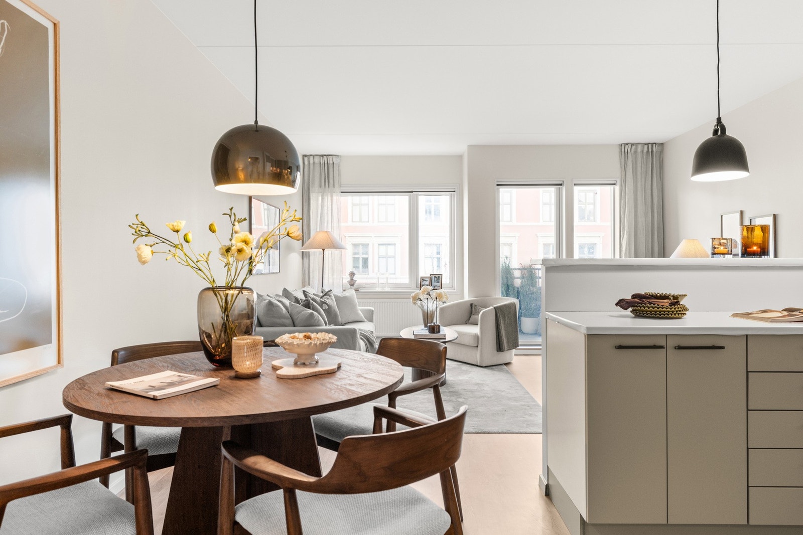 Kjøkkenet fremstår pent og innholdsrikt, nylig malt og oppgradert med nye håndtak Galleribilde