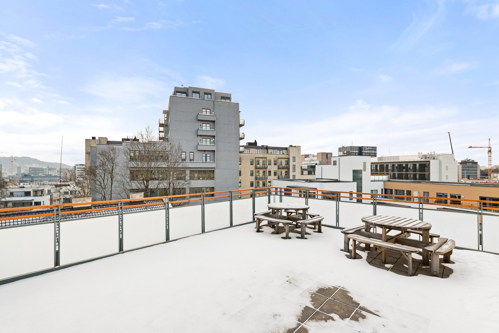 Her har du sittegrupper og meget gode sol- og utsiktsforhold Galleribilde