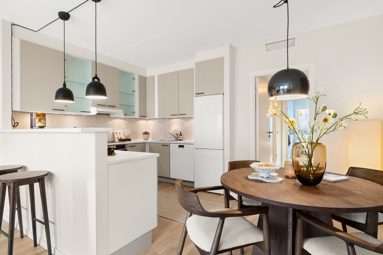 Her kan du enkelt lage mat og samtidig være sosial med middagsgjestene som sitter rundt bordet Galleribilde