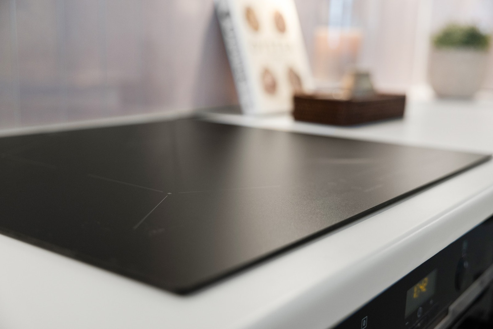 Kjøkkenet har integrert stekeovn og ny platetopp fra Electrolux, samt avtrekksvifte fra Villavent Galleribilde