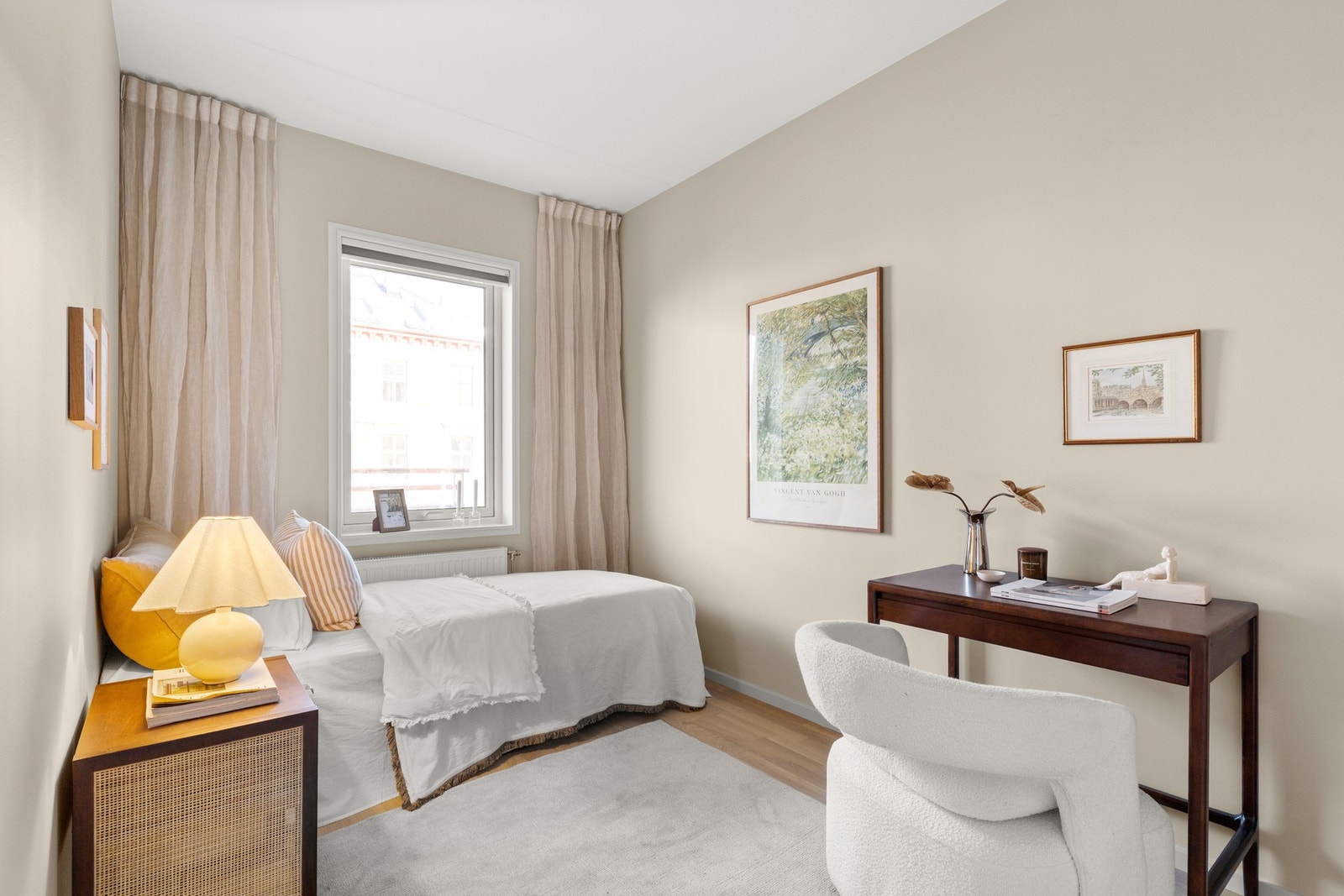 Det er plass til dobbeltseng, nattbord og garderobeløsning Galleribilde