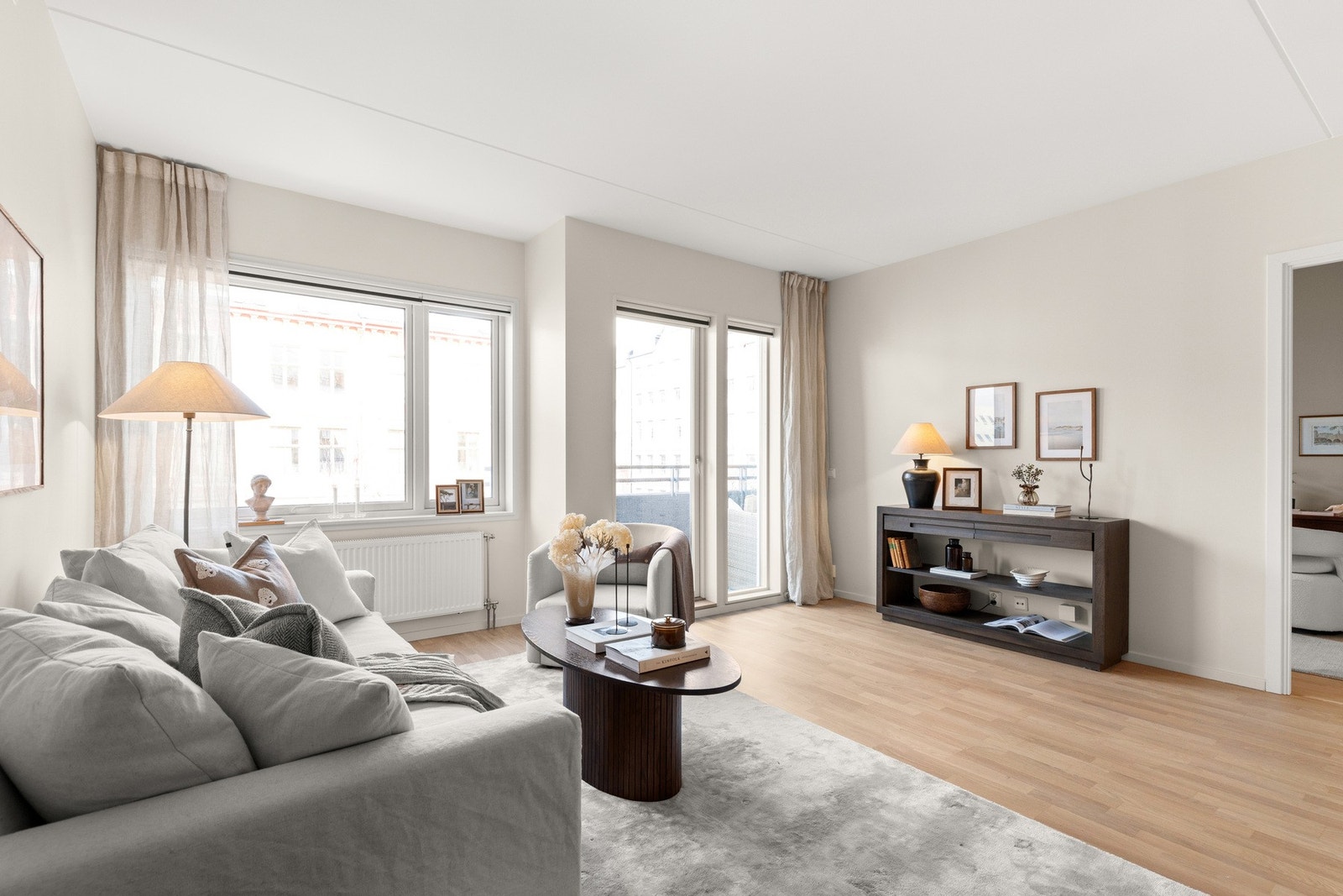 Stuen har god plass til sofagruppe, TV-benk og lesestoler Galleribilde