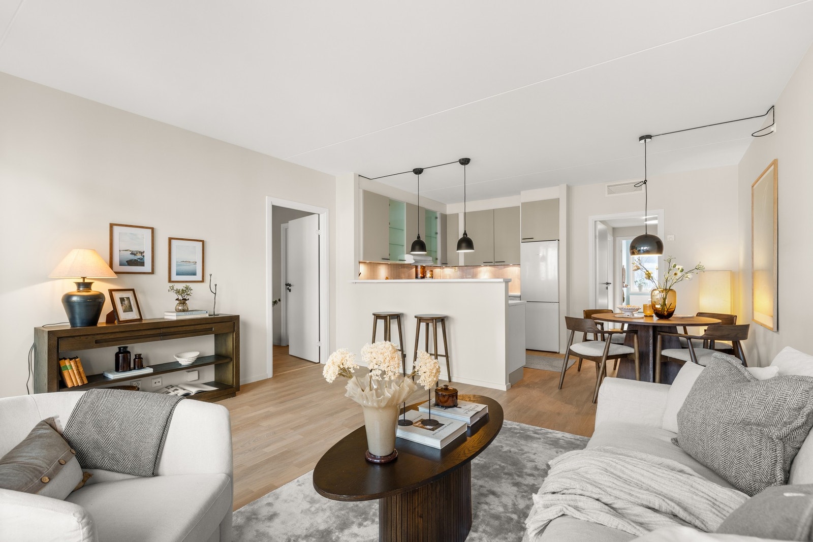 Mellom stue og kjøkken er det god plass til stor spisegruppe, naturlig plassert i tilknytning til kjøkkenet Galleribilde