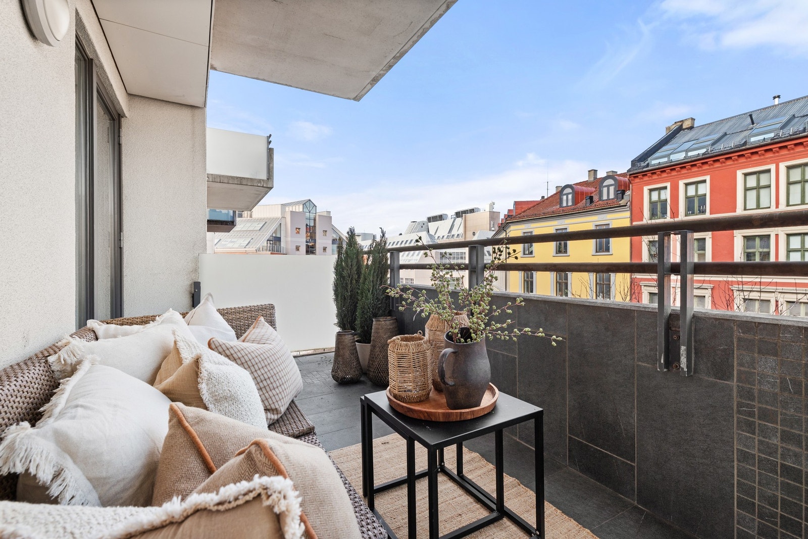 Fra oppholdsrommet er det utgang til stor balkong med hyggelig utsikt mot en blanding av klassisk og moderne bebyggelse. God plass til utemøbler Galleribilde