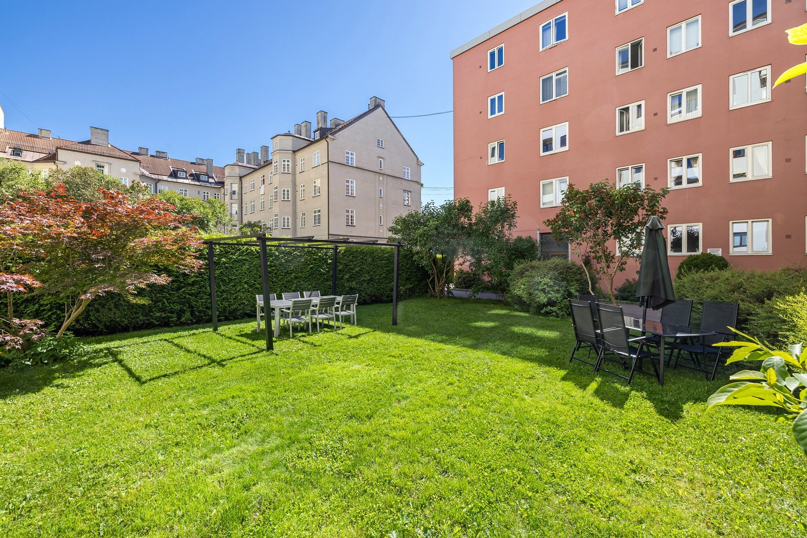 Bakgård. Galleribilde