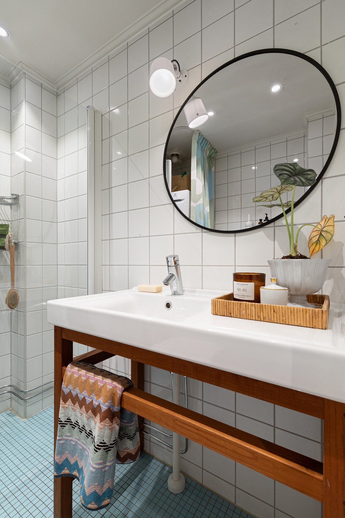 Veggene er flislagt, mens himlingen består av malte plater med innfelte spotlights som gir jevn og behagelig belysning. Galleribilde