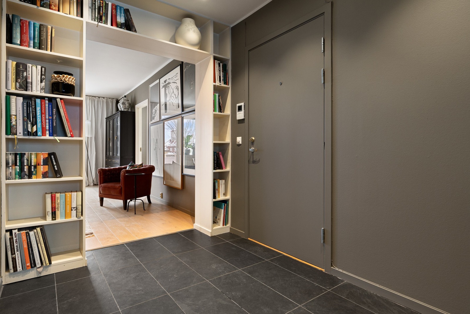 Entréen er romslig og innbydende med god plass til yttertøy og sko. Gulvet er flislagt, noe som er både praktisk og slitesterkt. Galleribilde