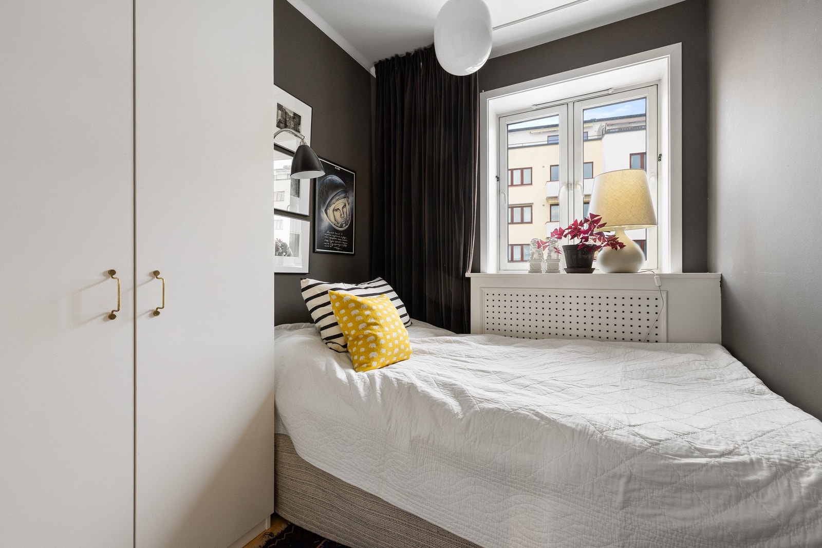 Soverom nummer to egner seg godt som barnerom, gjesterom eller hjemmekontor. Rommet har plass til seng og garderobe, og har tilsvarende lyse og innbydende overflater. Galleribilde