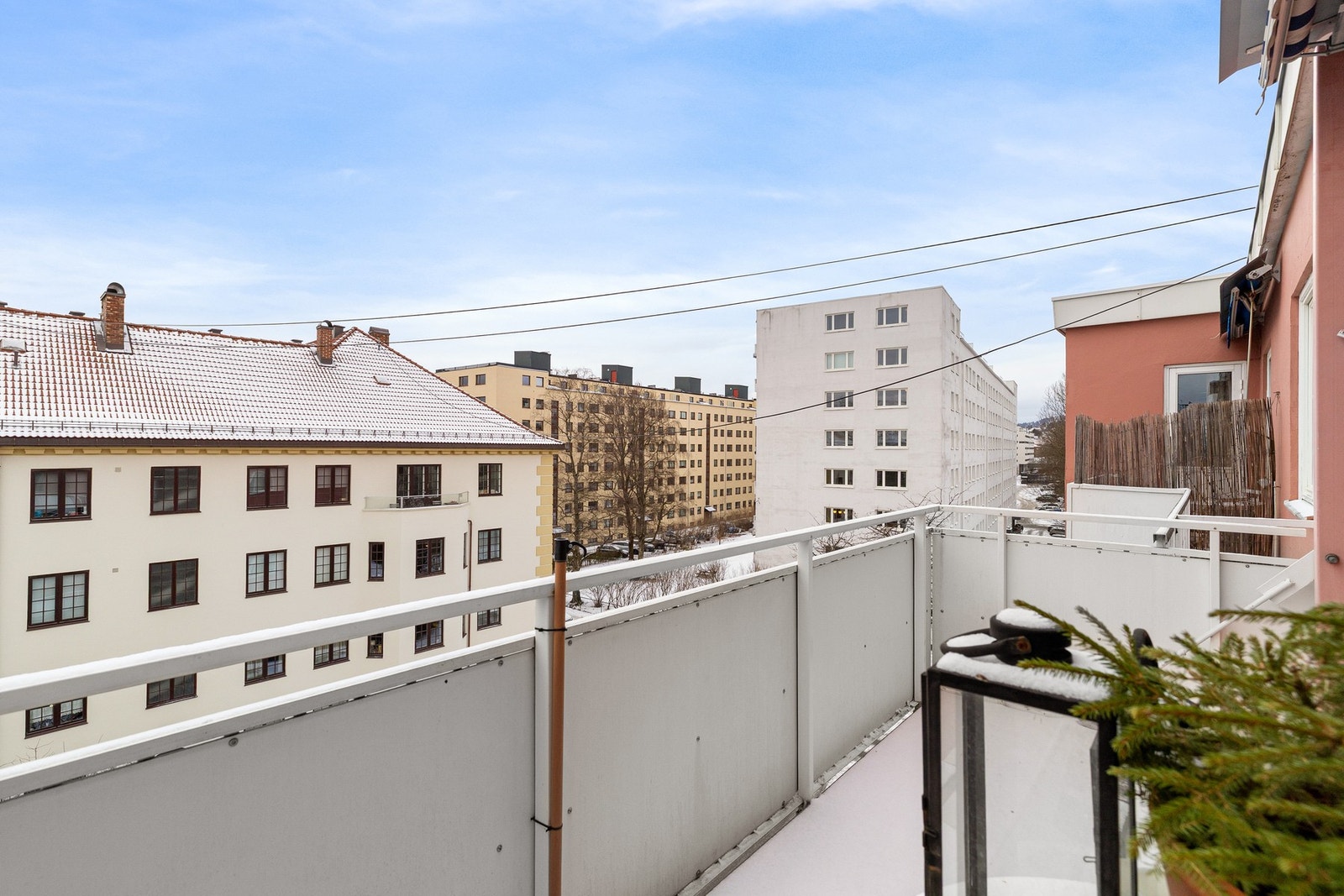 Beliggenheten i 5. etasje gir en luftig og tilbaketrukket følelse, samtidig som du får godt med lysinnslipp og fin utsikt fra både stue og balkong. Galleribilde