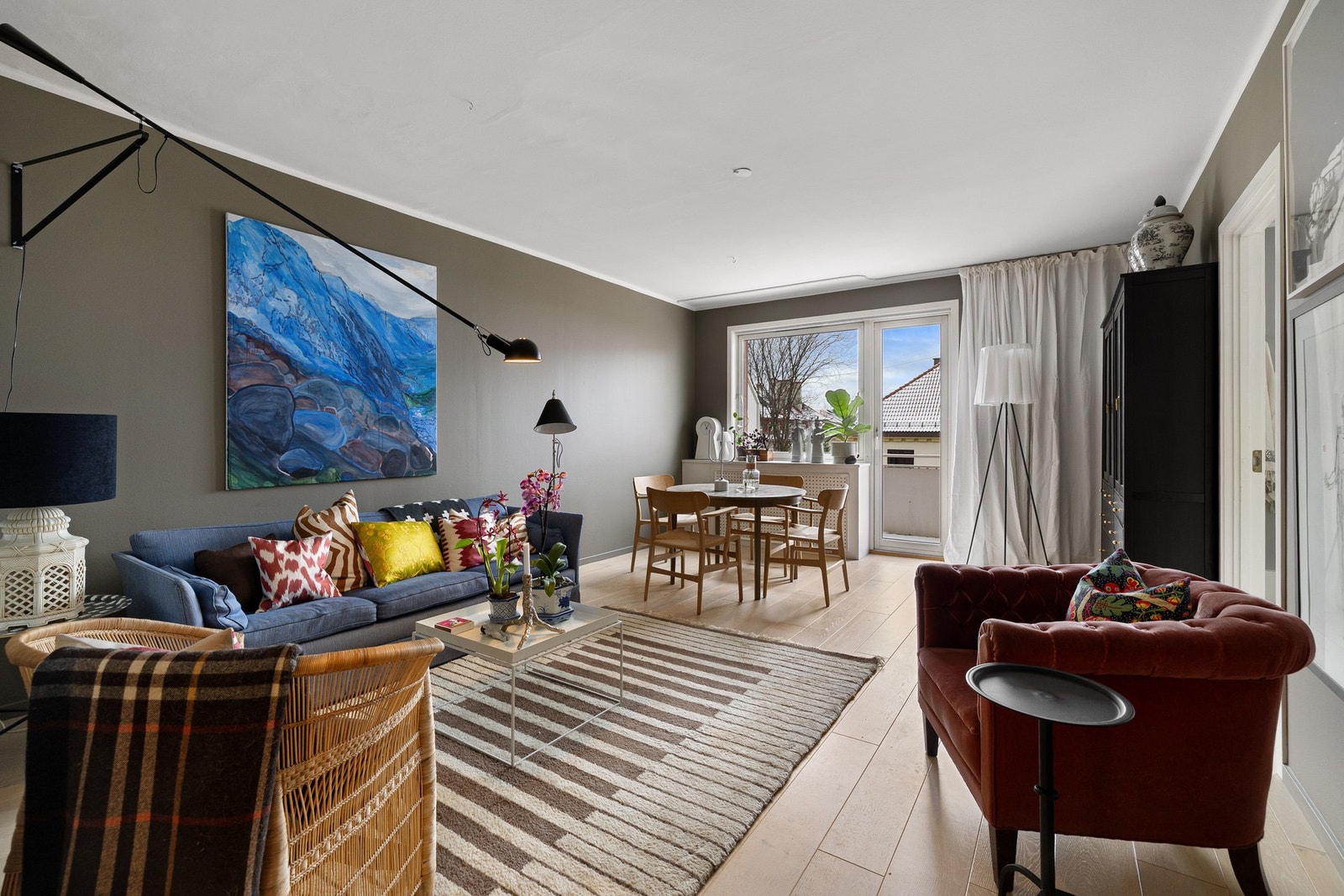 Fra stuen er det direkte utgang til sydvestvendt balkong, som gir fine solforhold og en naturlig forlengelse av oppholdsrommet i sommerhalvåret. Galleribilde