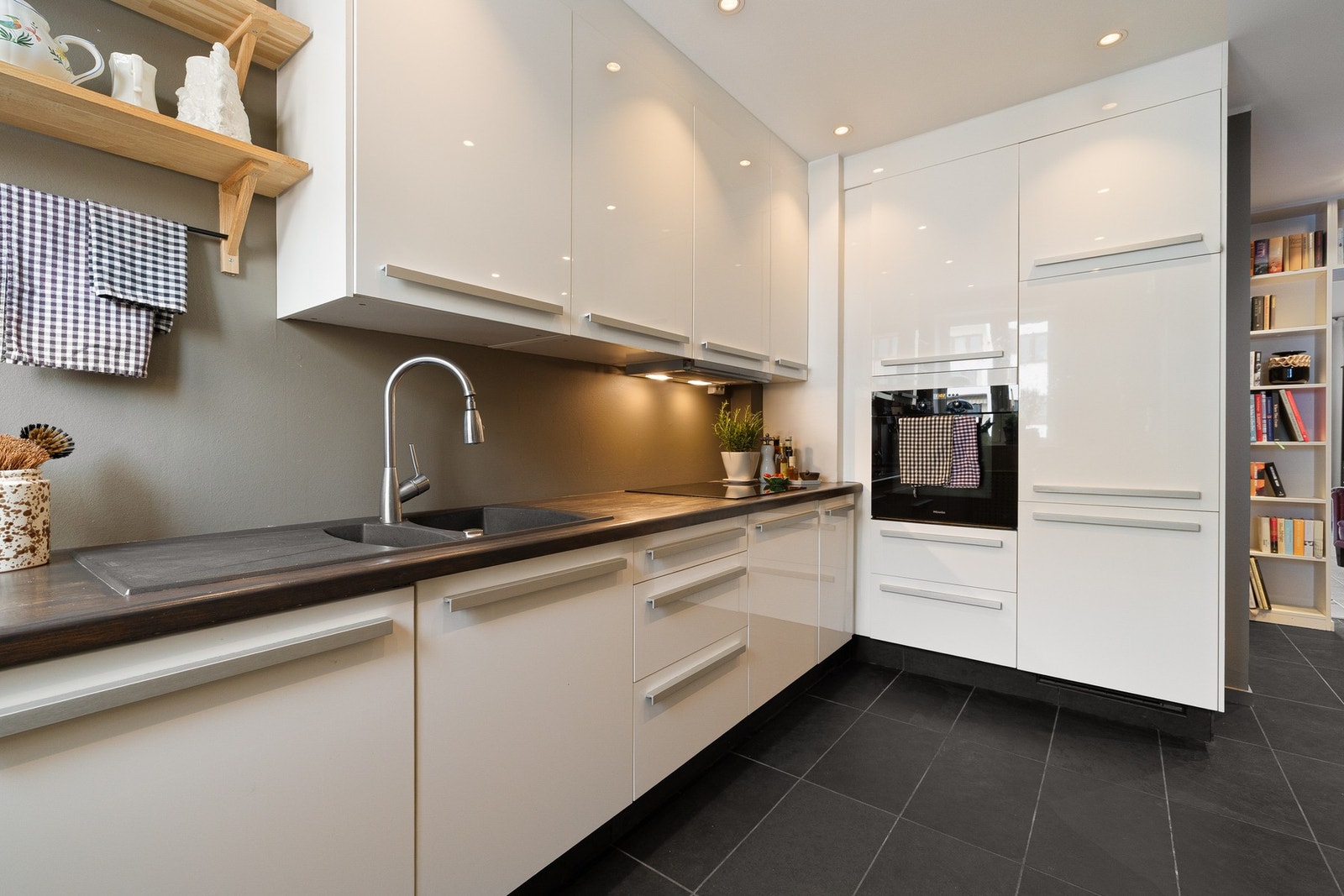 Kjøkkenet er utstyrt med integrerte hvitevarer, herunder kjøl/fryseskap (2014), oppvaskmaskin, induksjonstopp og stekeovn. Det er flislagt gulv og downlights i himling, noe som gir god belysning over arbeidsflatene. Galleribilde